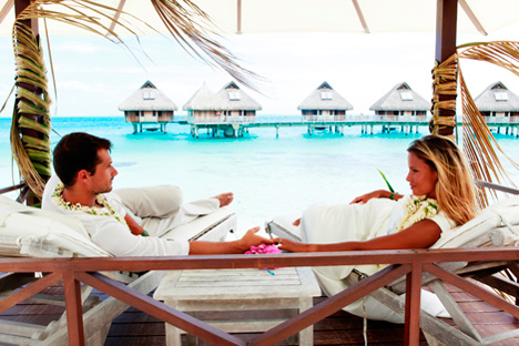 http://tahitihoneymoons.com/images/web/honeymoons/HiltonBB-couple.jpg